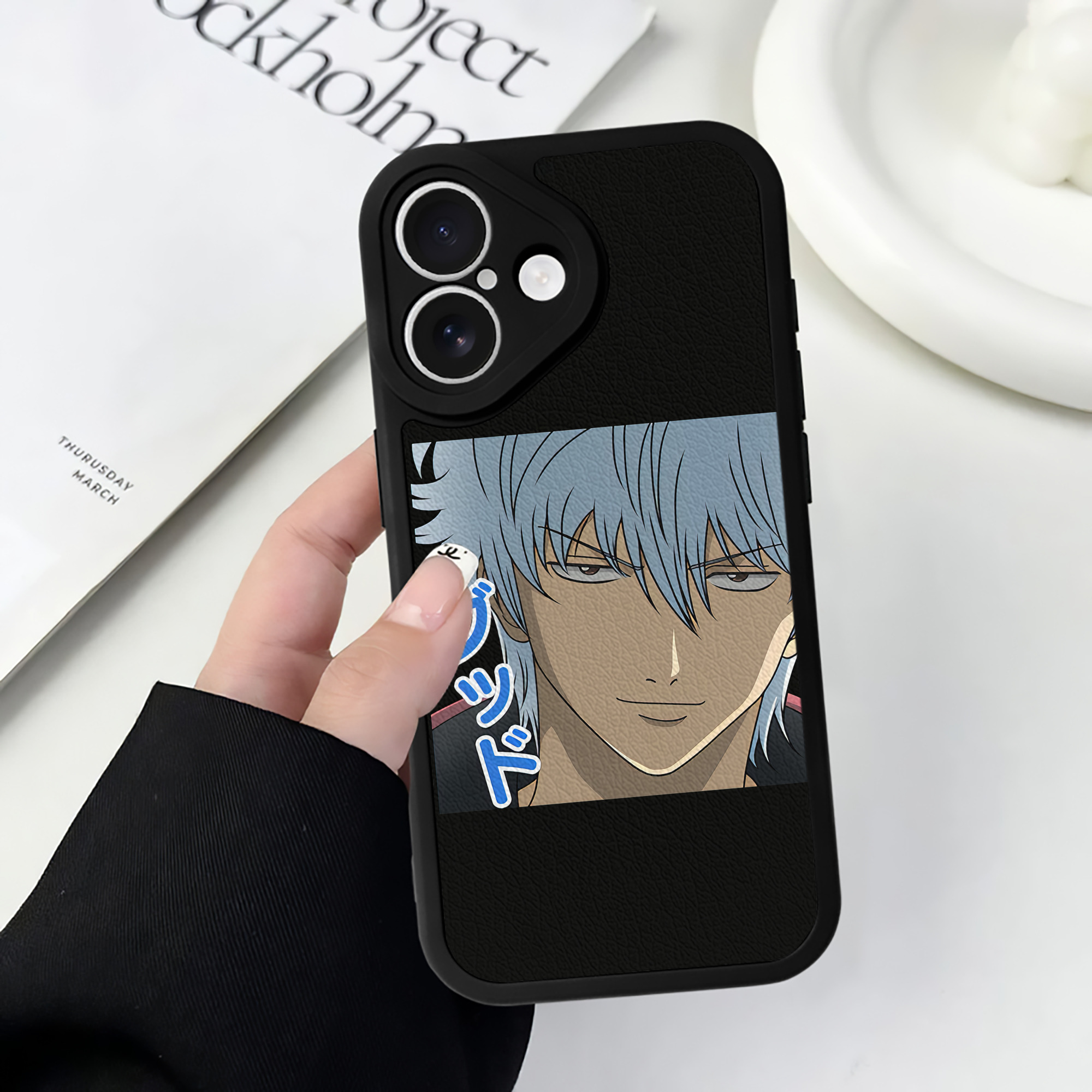 （画像用） ぎんたま 坂田銀時（さかたぎんとき） 神楽 志村新八（しむら しんぱち） GINTAMA Sakata Gintoki Kagura Shimura Shinpachi 【iPhone 16シリーズ対応】シリコンスマホケース（レザー調） 材質：シリコン